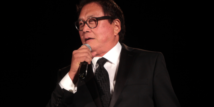 Robert Kiyosaki es el autor del libro "Padre rico, padre pobre". Fuente: Gage Skidmore/ Wikipedia.