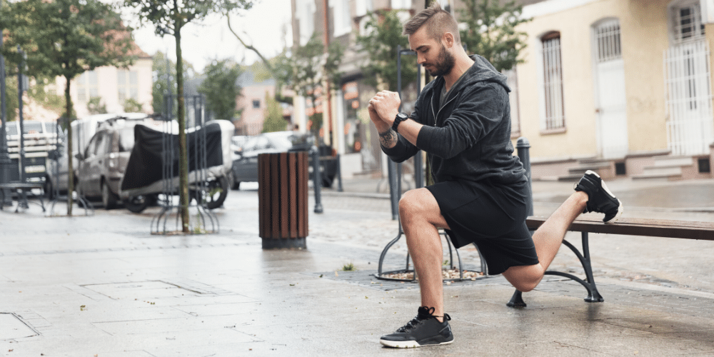 Un hombre ejercitándose en la calle. Fuente: photocreo/ EnvatoElements.