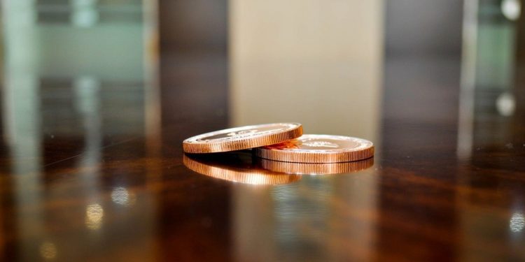 Dos tokens sobre un mesón. Fuente: Erdenebayar Bayansan/pixabay.com