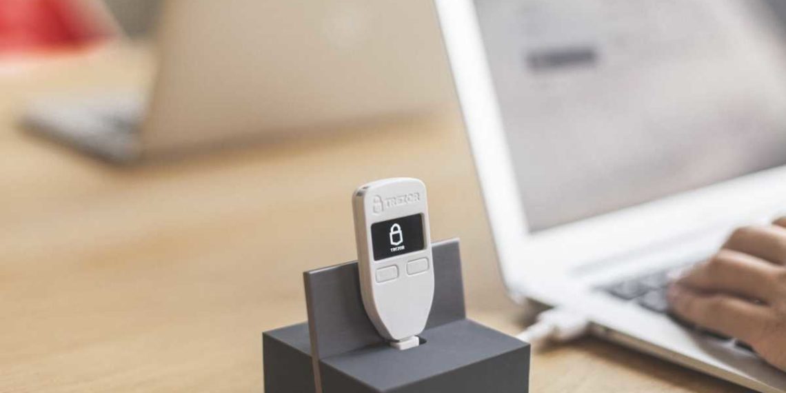 Un monedero de hardware Trezor One conectado a un laptop. Fuente: blog.trezor.io