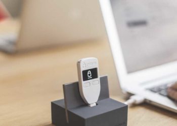 Un monedero de hardware Trezor One conectado a un laptop. Fuente: blog.trezor.io