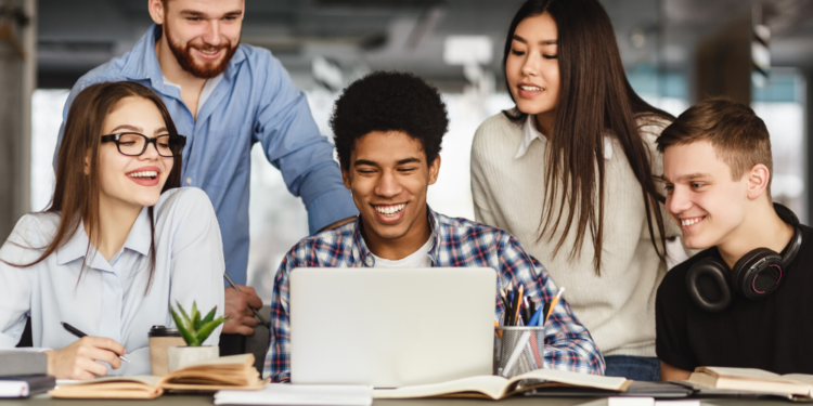 Un grupo de jovenes estudia en la computadora. Fuente: Prostock-studio/ Envato Elements.