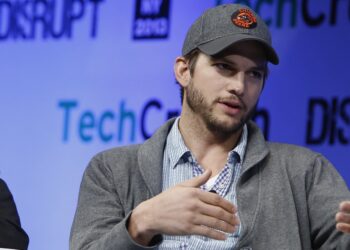 Ashton Kutcher conversando sobre tecnología en TechCrunch. Fuente: TechCrunch / flickr.com