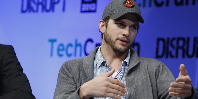 Ashton Kutcher conversando sobre tecnología en TechCrunch. Fuente: TechCrunch / flickr.com