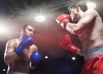 Dos hombres en un rin de boxeo. Fuente: AboutImages/ Envato Elements.