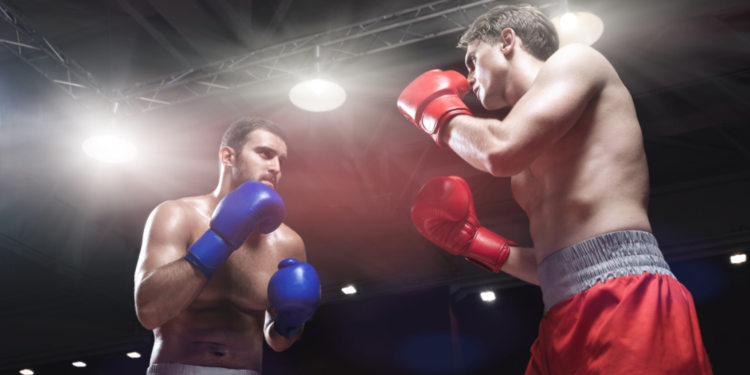 Dos hombres en un rin de boxeo. Fuente: AboutImages/ Envato Elements.