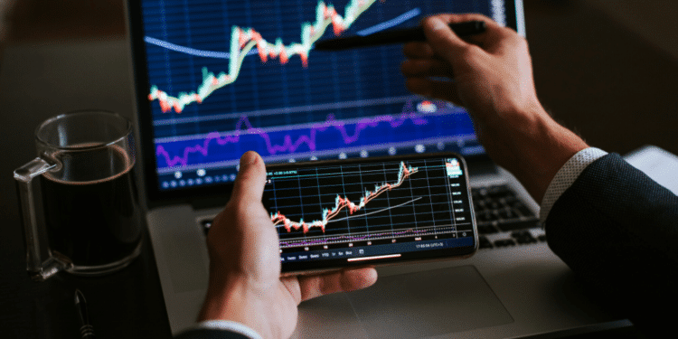 Una persona revisa los gráficos del mercado. Fuente: avanti_photo/ Envato Elements.