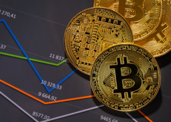 Unos bitcoins en gráficas de mercado. Fuente: kjekol/ Envato Elements