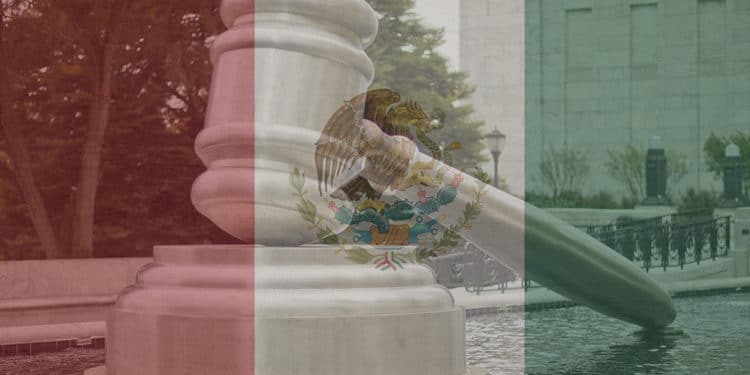 Estatua de martillo de tribunal solapada con la bandera de México. Composición por Criptonoticias/ Kaufdex/ timokefoto/pixabay.com