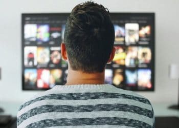 Netflix-hombre-viendo-serie-temporada