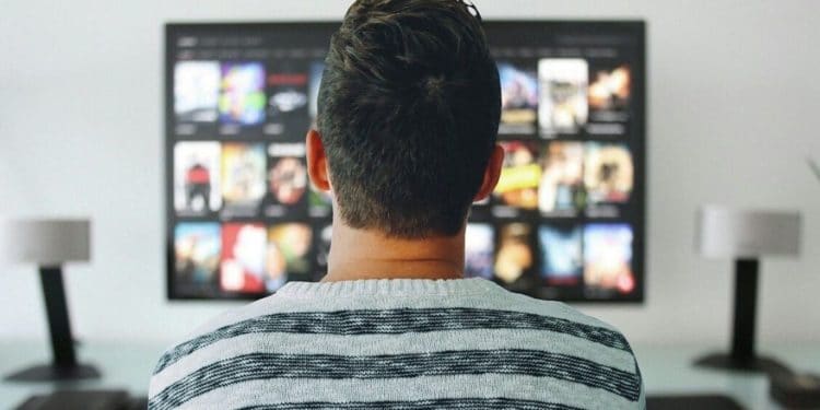 Netflix-hombre-viendo-serie-temporada