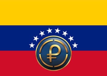 Petro sobre bandera de Venezuela. Fuente: commons.wikimedia.org y sunacrip.gob.ve