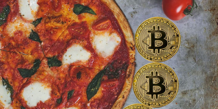 Pizza rodeada de bitcoins. Fuente: piqsels.com y elements.evanto.com