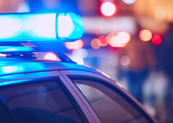 Un coche de policia en la calle de noche. Fuente: Chalabala/ Envato Elements.