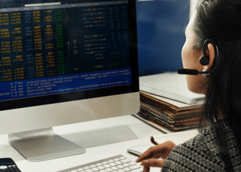 Una operadora sigue los precios del mercado. Fuente: Rawpixel/ Envato Elements.