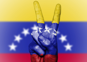 Una mano haciendo el signo de victoria, pintada con los colores de la bandera de Venezuela. Fuente: Public_Domain_Photography/ Pixabay.com