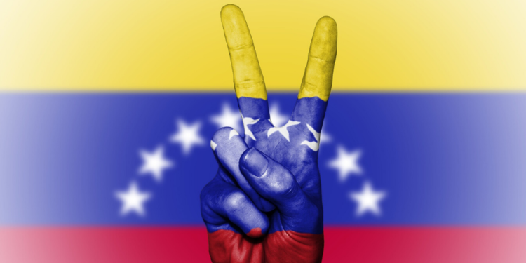 Una mano haciendo el signo de victoria, pintada con los colores de la bandera de Venezuela. Fuente: Public_Domain_Photography/ Pixabay.com