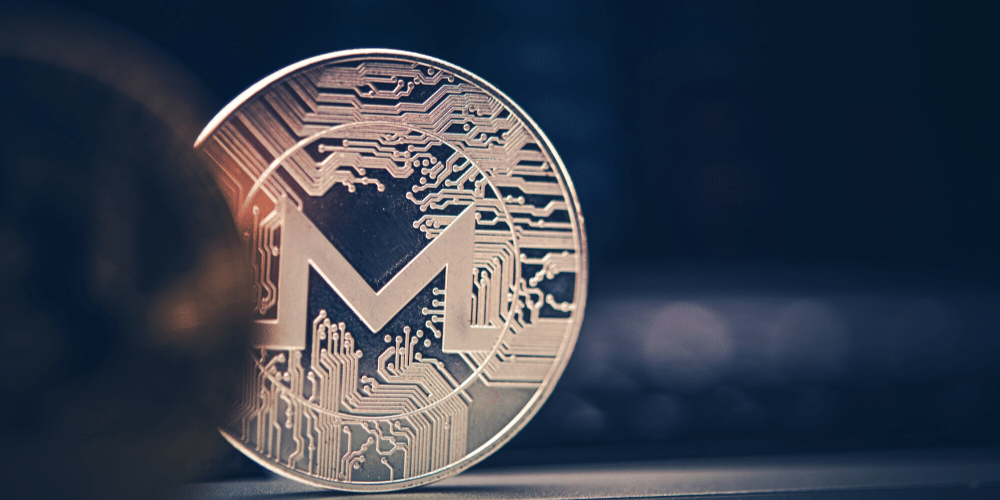 Una moneda plateada de Monero. Fuente: duallogic/ Envato Elements.