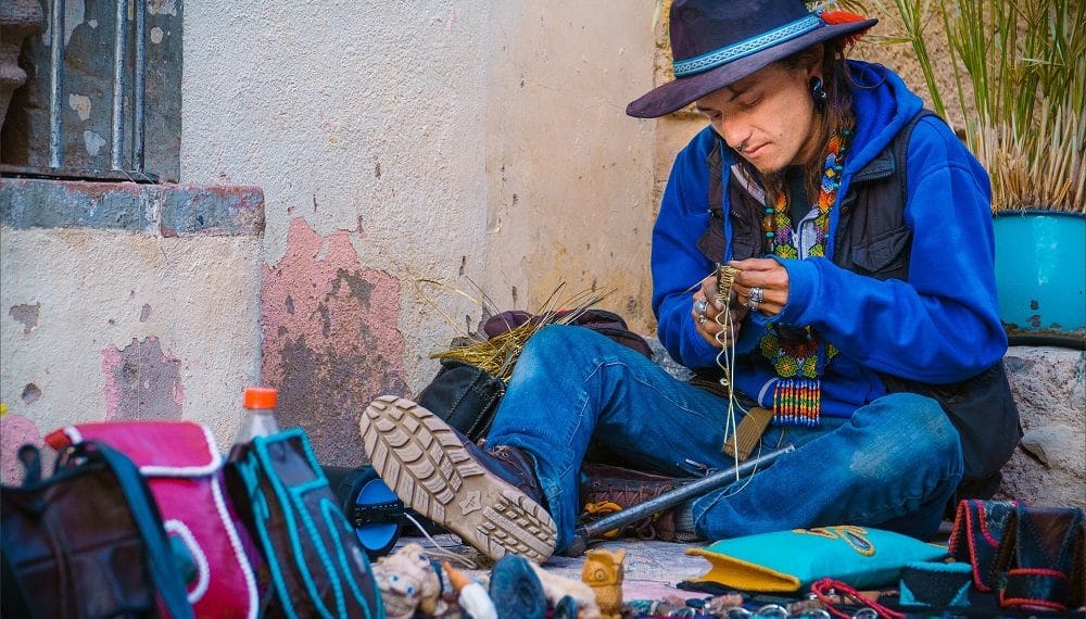 Hombre trabajando en artesanía. Imagen: Gavin Seim/pixabay.com