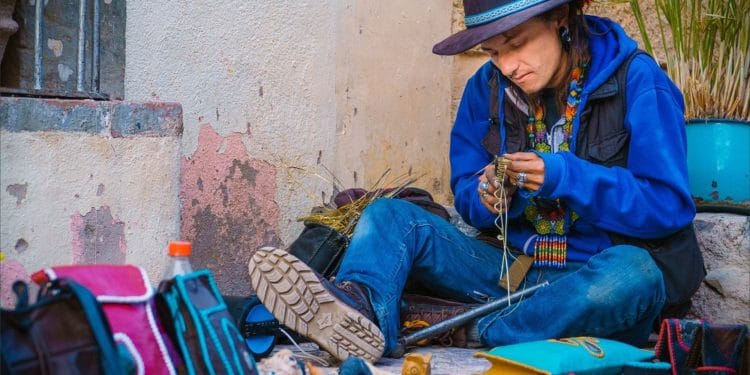 Hombre trabajando en artesanía. Imagen: Gavin Seim/pixabay.com