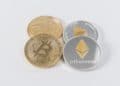 Monedas de bitcoin y erher. Fuente: Catálogo de Pensamiento/Unsplash.com