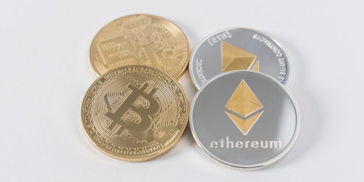 Monedas de bitcoin y erher. Fuente: Catálogo de Pensamiento/Unsplash.com
