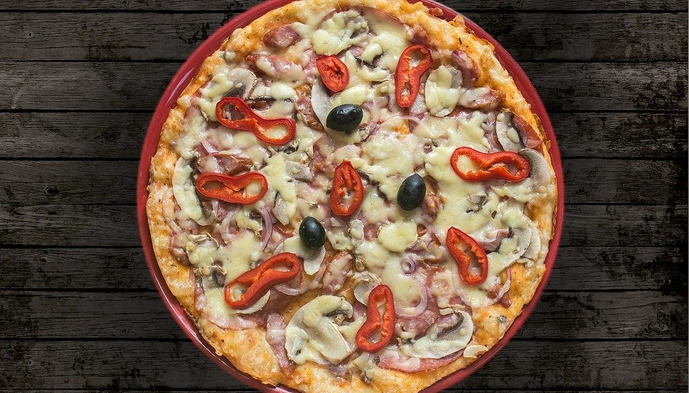 Pizza en un mesón. Imagen: marker_photography/pixabay.com