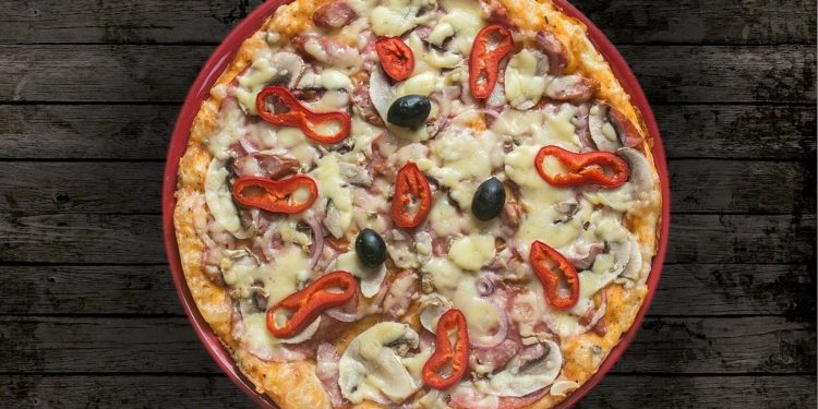 Pizza en un mesón. Imagen: marker_photography/pixabay.com