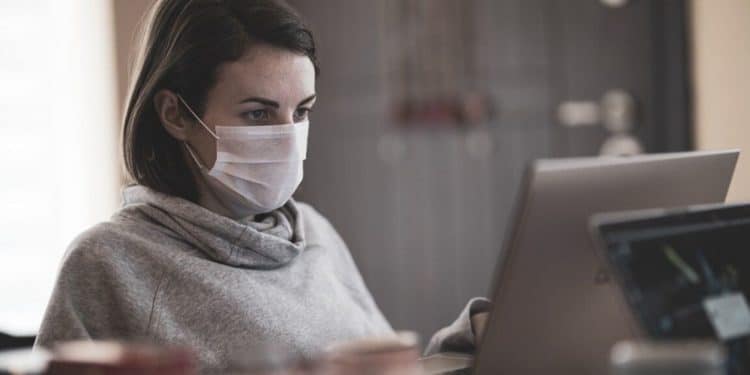 Mujer con tapabocas en la computadora. Fuente: Engin Akyurt/pixabay.com