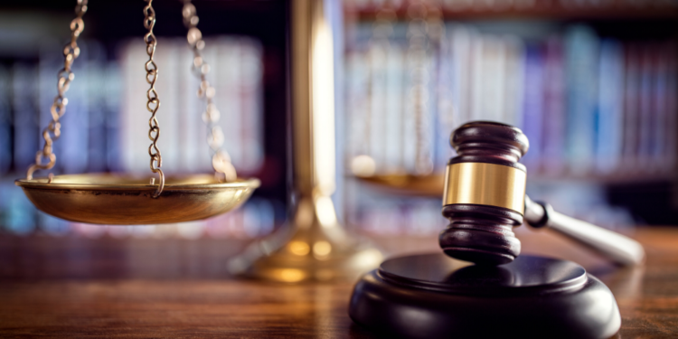 Un mazo y una balanza de justicia. Fuente: BrianAJackson/ Envato Elements.