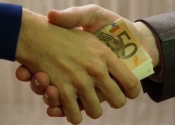 manos-intercambio-dinero