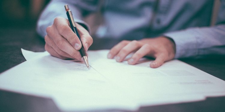 Hombre firmando documento. Imagen: Free-Photos/pixabay.com