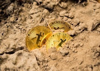 Monedas de bitcoin en arena. Fuente: Dmitry Demidko /unsplash.com