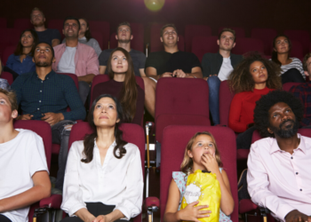 Un grupo de personas viendo una película en el cine. Fuente: monkeybusiness/ Envato Elements.
