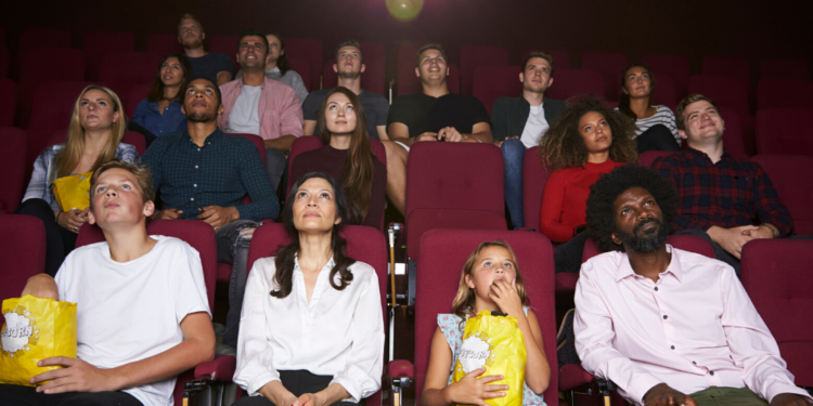 Un grupo de personas viendo una película en el cine. Fuente: monkeybusiness/ Envato Elements.