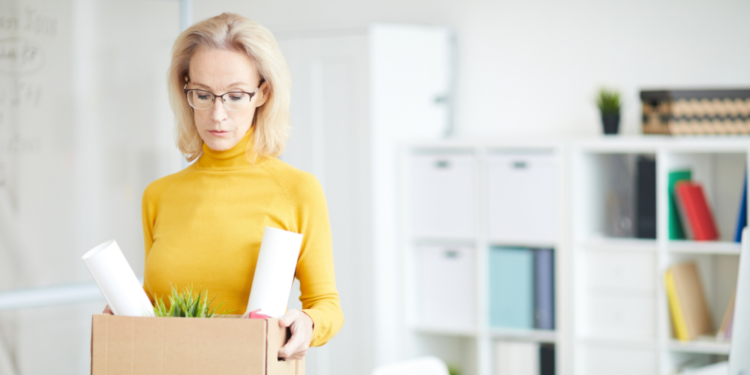 Una mujer recogiendo sus pertenencias para irse. Fuente: seventyfourimages/ Envato Elements.