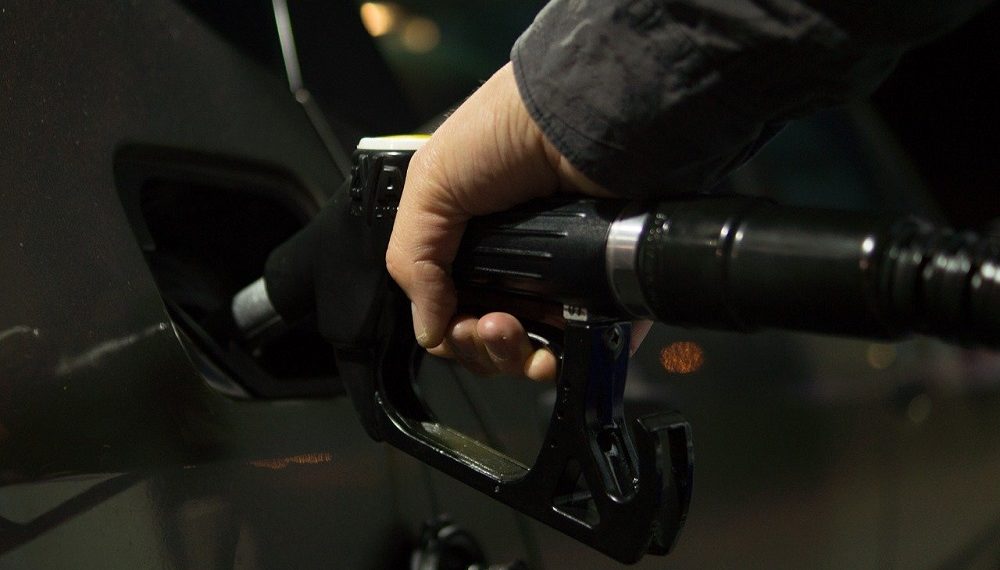 Vehículo con surtidor de gasolina. Imagen:  Rudy and Peter Skitterians/pixabay.com