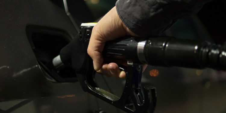 Vehículo con surtidor de gasolina. Imagen:  Rudy and Peter Skitterians/pixabay.com