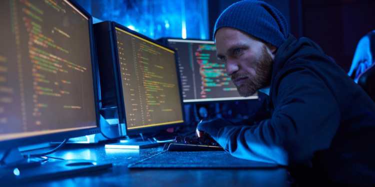 Un hacker intentando explotar una vulnerabilidad. Fuente: AnnaStills/ Envato Elements.