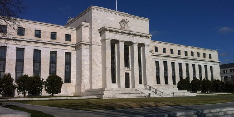 economistas-discusión-bitcoin-dinero-fiat