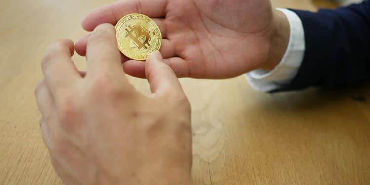 mano-empresario-bitcoin