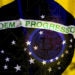 Plataforma blockchain sobrepuesta en la bandera a la bandera de Brasil. Composición  por CriptoNoticias. RAWKU5/freeimages.com jgjml/piqsels.com