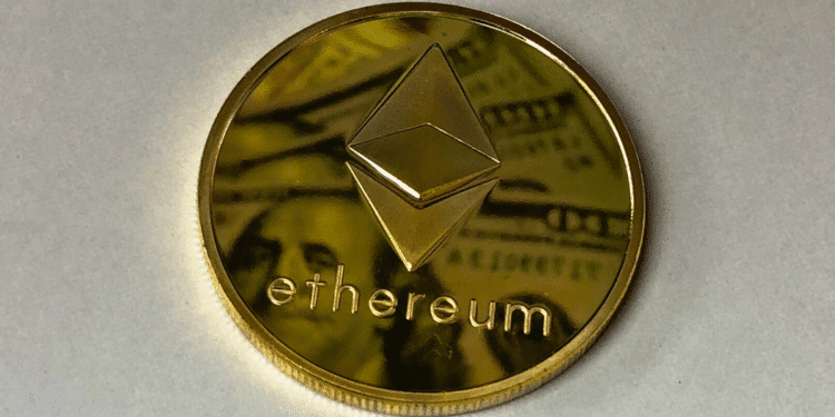 Un ether con dólares reflejados en su superficie. Fuente: pxhere.com