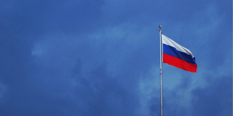 La bandera de Rusia en un clima de lluvia. Fuente: EvgeniT / Pixabay.com