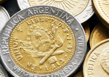 Monedas de pesos argentinos. Fuente: Maciejbledowski/ Envato Elements.