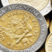 Monedas de pesos argentinos. Fuente: Maciejbledowski/ Envato Elements.