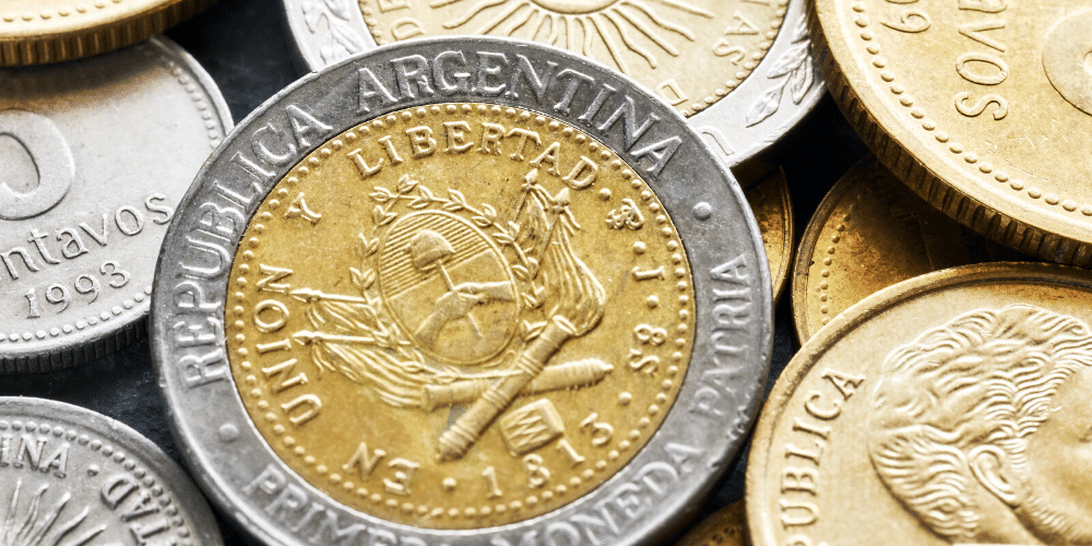 Monedas de pesos argentinos. Fuente: Maciejbledowski/ Envato Elements.