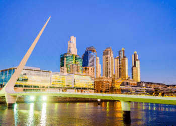 Puerto Madero de noche, en Argentina. Fuente: jkraft5/ Envato Elements.