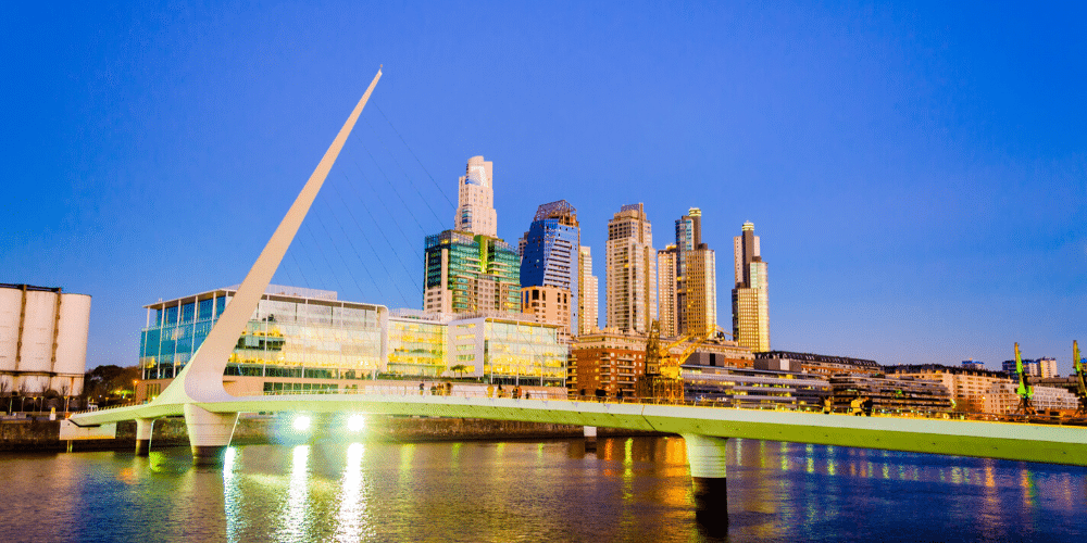 Puerto Madero de noche, en Argentina. Fuente: jkraft5/ Envato Elements.