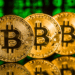 Tres monedas de bitcoin. Fuente: jirkaejc/ Envato Elements.